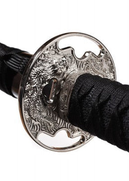 Japanilaisen katanan koristeellinen väistilevy ja kahva – samurai-miekka ja historialliset aseet yksityiskohtaisesti.
