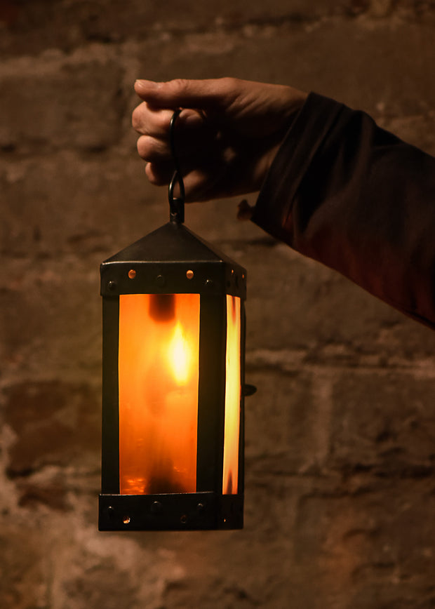 Neliönmuotoinen lyhty sarvi-ikkunoilla, käsintehty